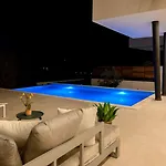 Luxury Seven Seas With Infinity Heated Pool By The Sea In Villa *