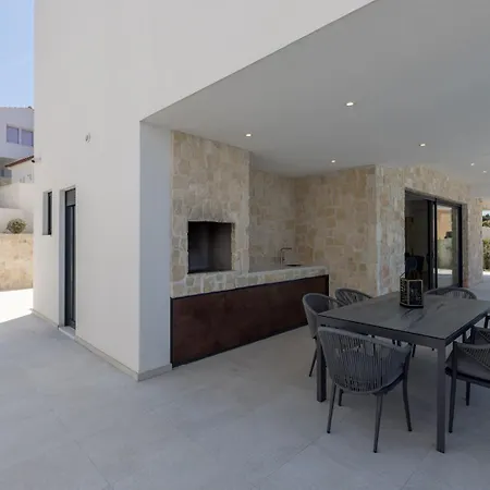 Luxury Seven Seas With Infinity Heated Pool By The Sea In Villa Ražanj