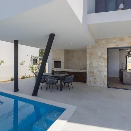 Luxury Seven Seas With Infinity Heated Pool By The Sea In Villa