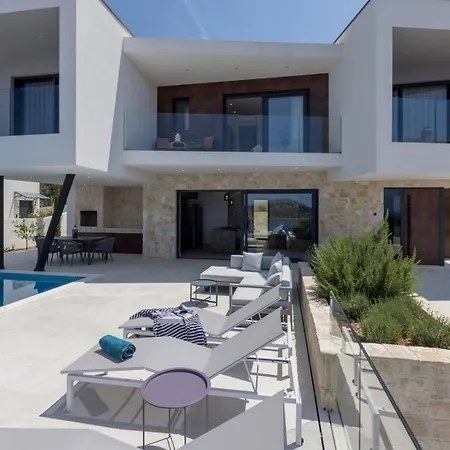 Luxury Seven Seas With Infinity Heated Pool By The Sea In *