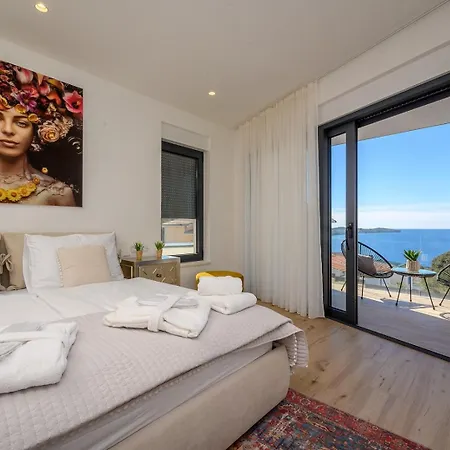 Luxury Seven Seas With Infinity Heated Pool By The Sea In *