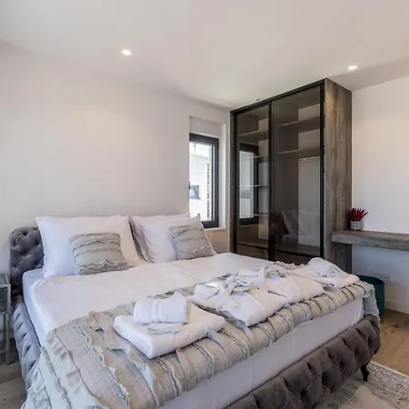 Villa Luxury Seven Seas With Infinity Heated Pool By The Sea In Razanj