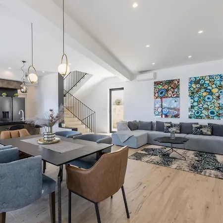 Luxury Seven Seas With Infinity Heated Pool By The Sea In Willa *