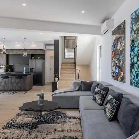 Luxury Seven Seas With Infinity Heated Pool By The Sea In Willa