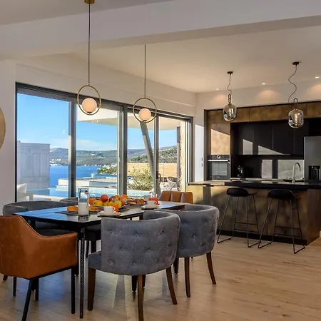 Luxury Seven Seas With Infinity Heated Pool By The Sea In Willa *