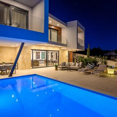 Luxury Seven Seas With Infinity Heated Pool By The Sea In Villa Ražanj