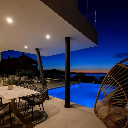 Luxury Seven Seas With Infinity Heated Pool By The Sea In *