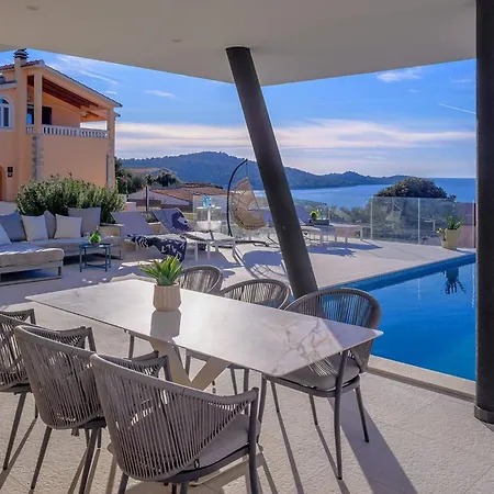 Luxury Seven Seas With Infinity Heated Pool By The Sea In Villa *