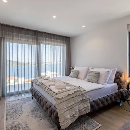 Villa Luxury Seven Seas With Infinity Heated Pool By The Sea In Razanj