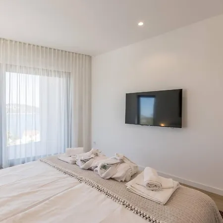 Luxury Seven Seas With Infinity Heated Pool By The Sea In *