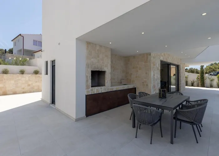 Luxury Seven Seas With Infinity Heated Pool By The Sea In Villa Ražanj