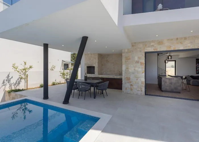 Luxury Seven Seas With Infinity Heated Pool By The Sea In Villa