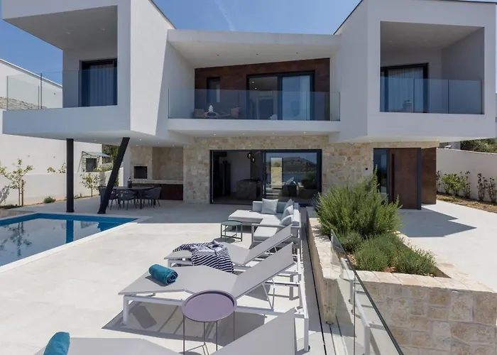 Luxury Seven Seas With Infinity Heated Pool By The Sea In *