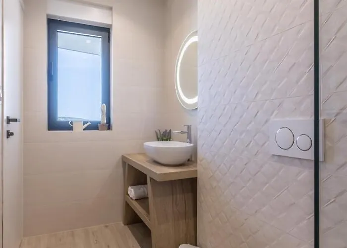 Luxury Seven Seas With Infinity Heated Pool By The Sea In Villa