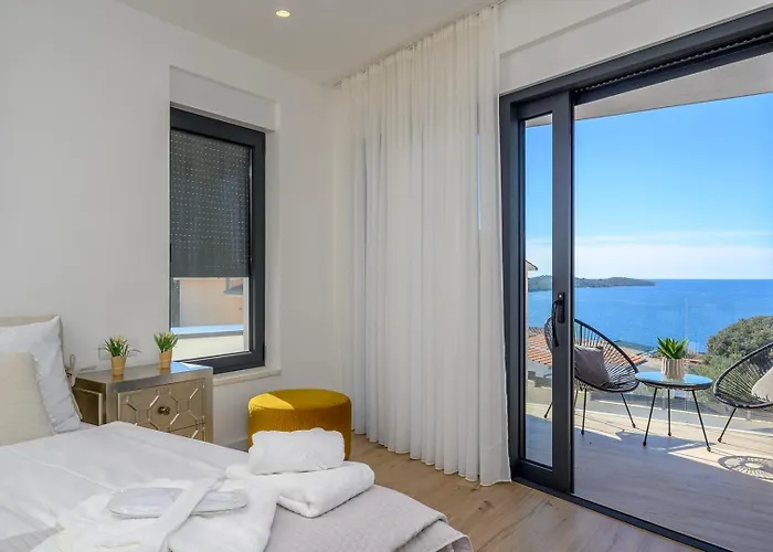 Luxury Seven Seas With Infinity Heated Pool By The Sea In *