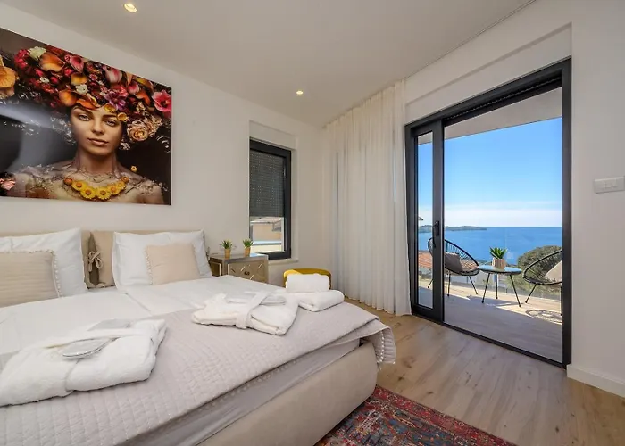 Luxury Seven Seas With Infinity Heated Pool By The Sea In *