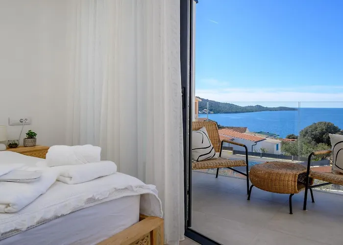 Luxury Seven Seas With Infinity Heated Pool By The Sea In *