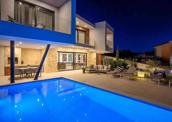 Luxury Seven Seas With Infinity Heated Pool By The Sea In Villa Ražanj