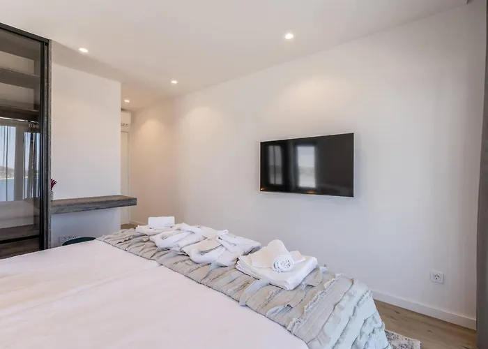 Luxury Seven Seas With Infinity Heated Pool By The Sea In Villa Ražanj