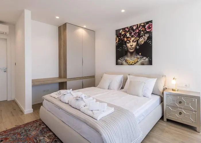 Luxury Seven Seas With Infinity Heated Pool By The Sea In Villa